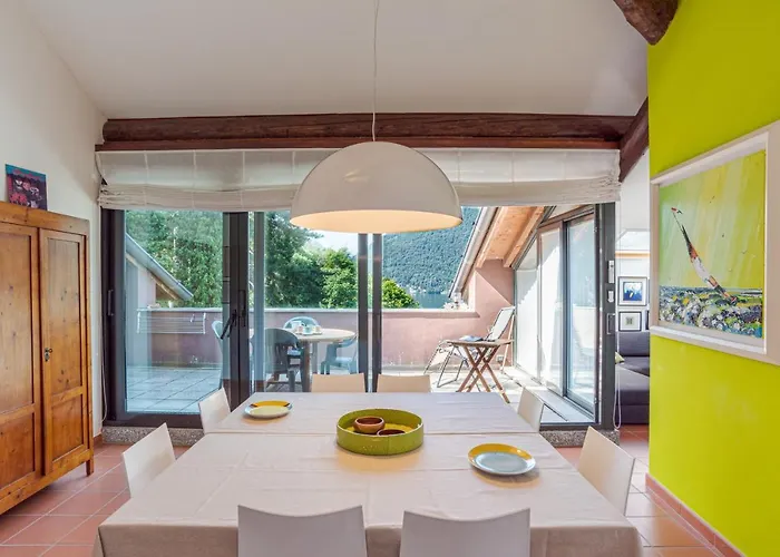 Lägenhet Apt With Terrace And Shared Pool! Lake View! Nesso